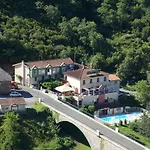 Logis Restaurant Du Pont מלון
