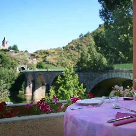Hotel Logis Restaurant Du Pont Ambialet