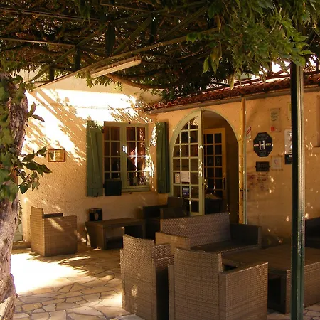 Hotel Logis Restaurant Du Pont Ambialet